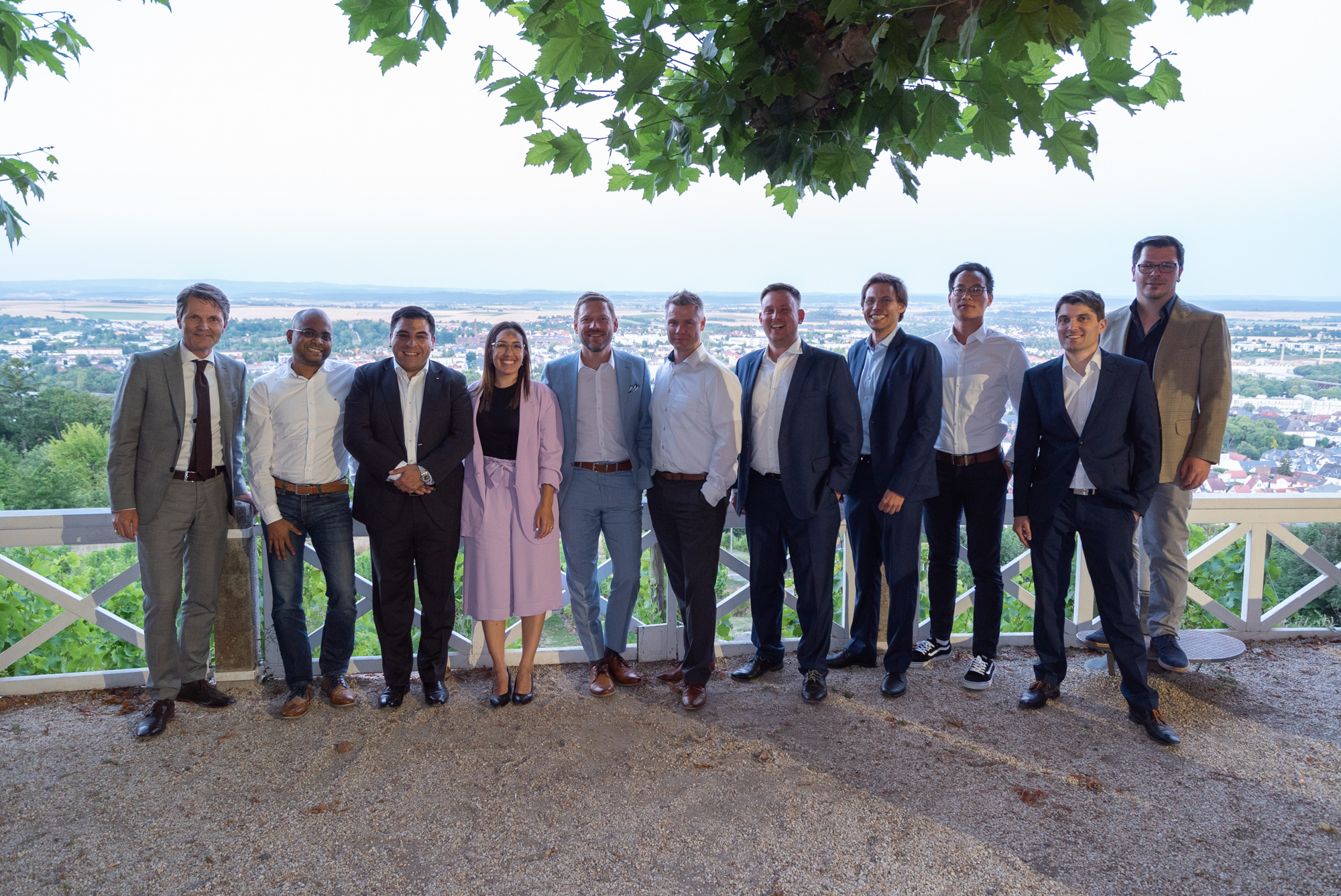 Group photo of the 16th and 17th cohort of MBA graduates in Bad Nauheim