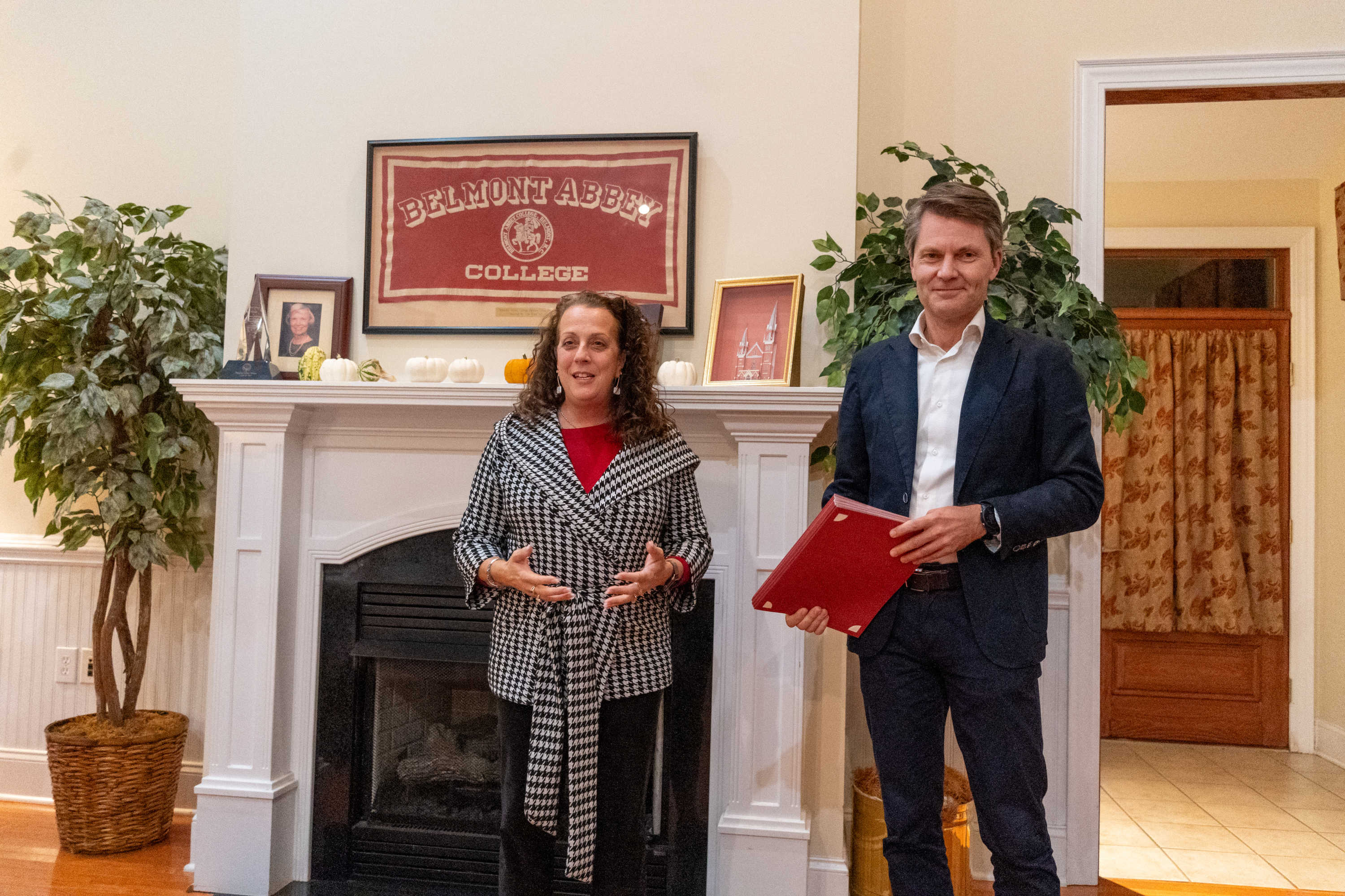 Dr. Chambers and Prof. Freidank handing out certificates to the MBA students