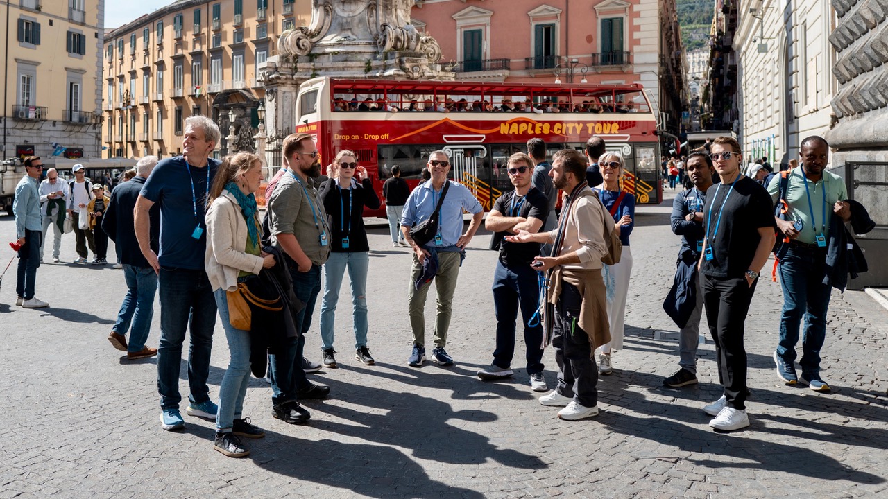 Alumni Members on the ⁨Piazza del Gesù Nuovo⁩, ⁨Neapel⁩, ⁨Kampanien⁩, ⁨Italien⁩